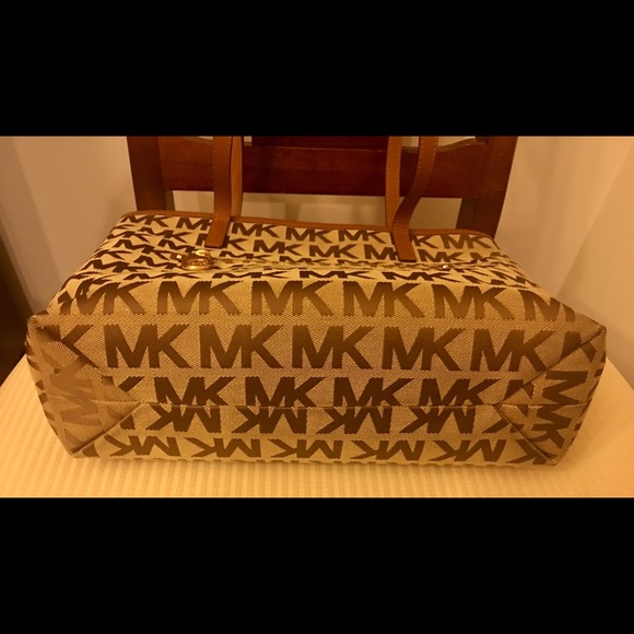 Michael kors purse - Picture 2 of 3
